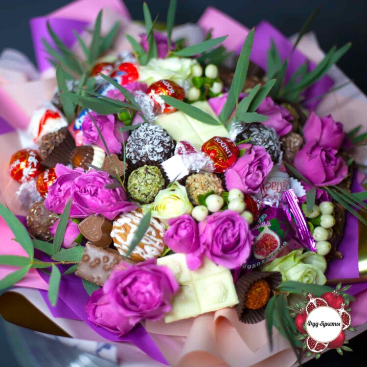 Букет из конфет, шоколада и кустовых роз