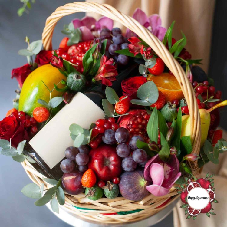 Фрукты, ягоды и цветы в корзине