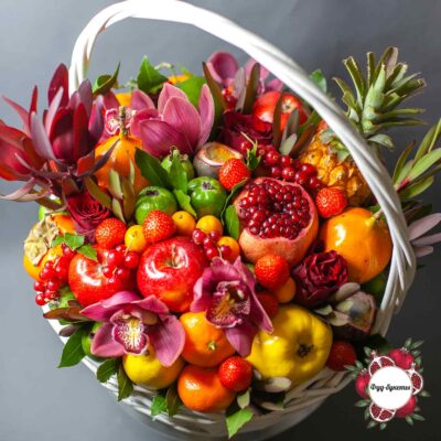 Экзотические фрукты, ягоды и цветы в корзине