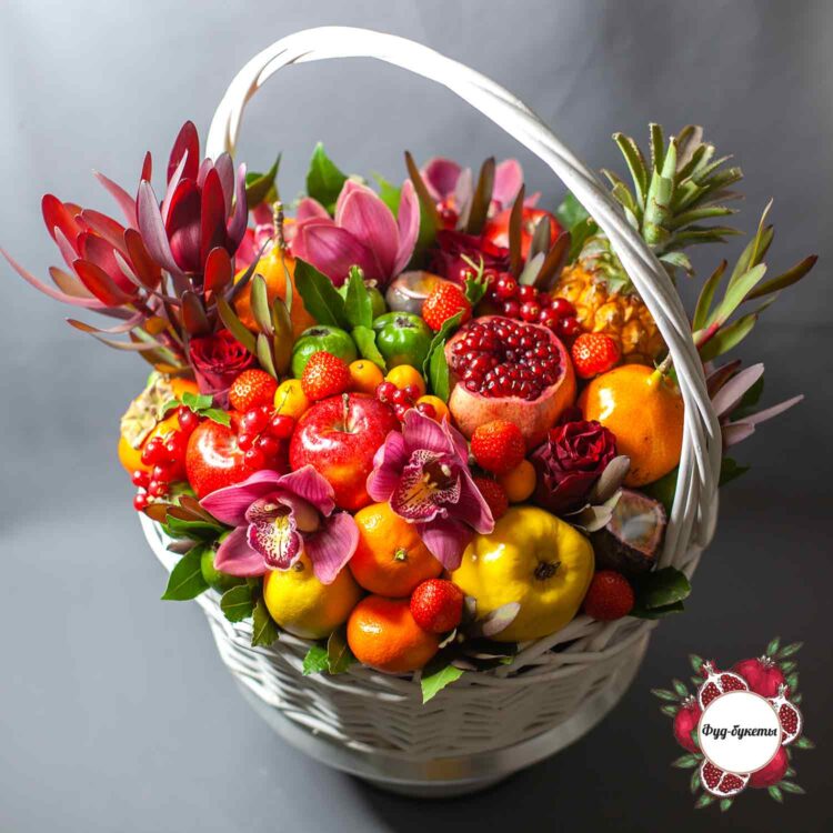 Экзотические фрукты, ягоды и цветы в корзине