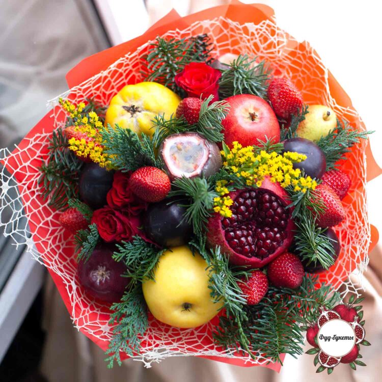 Новогодний букет из фруктов и клубники