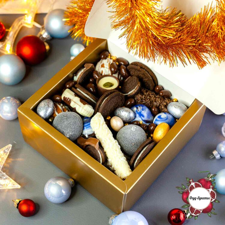 Новогодний набор из печенья и конфет