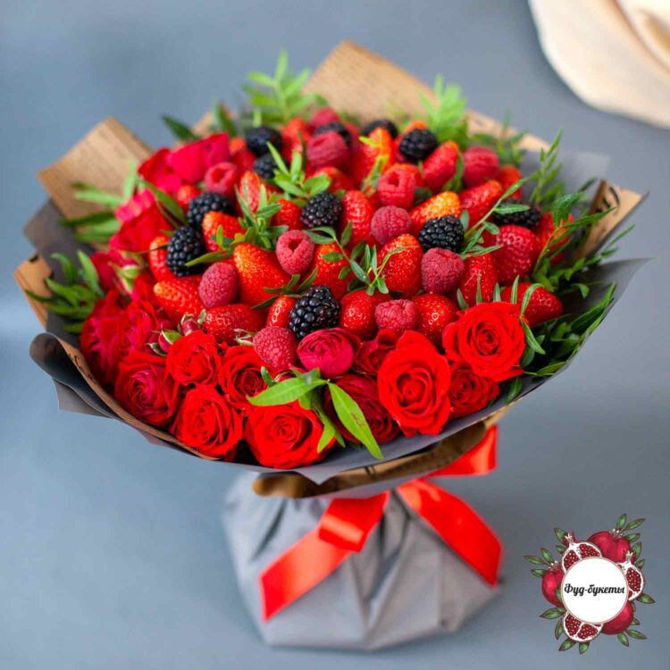 Букет из ягод и кустовых роз