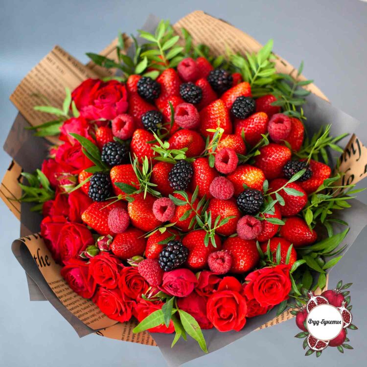Букет из ягод и кустовых роз
