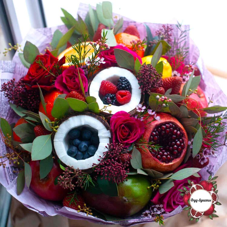 Букет из фруктов, ягод и красных роз