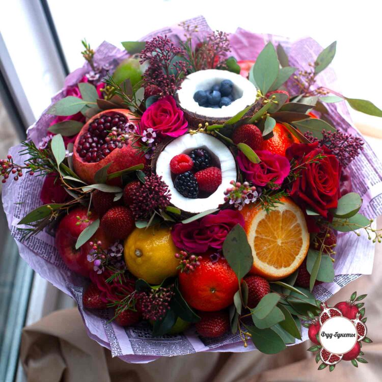 Букет из фруктов, ягод и красных роз