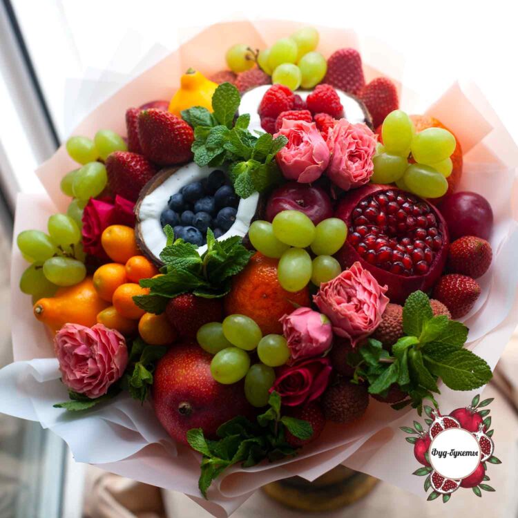 Букет из фруктов, ягод и винограда