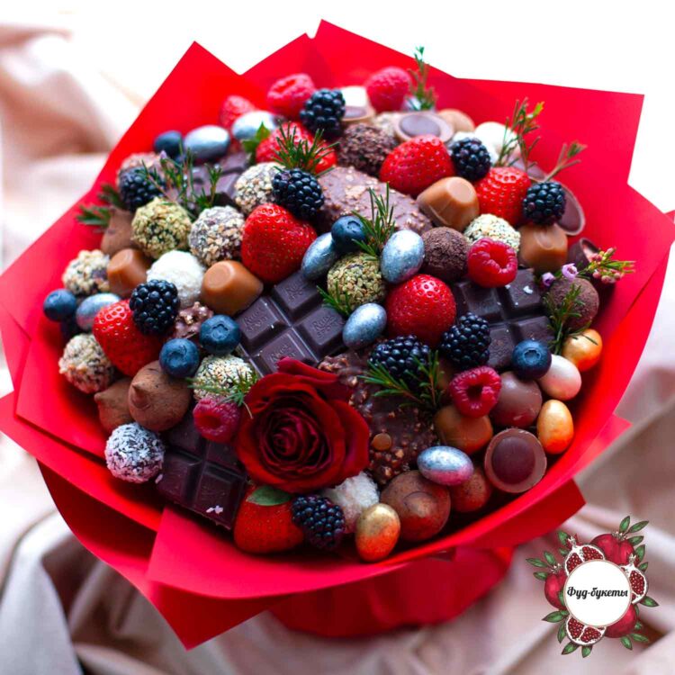 Букет из конфет, ягод и розы
