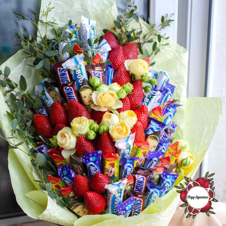 Букет из конфет, клубники и кустовых роз