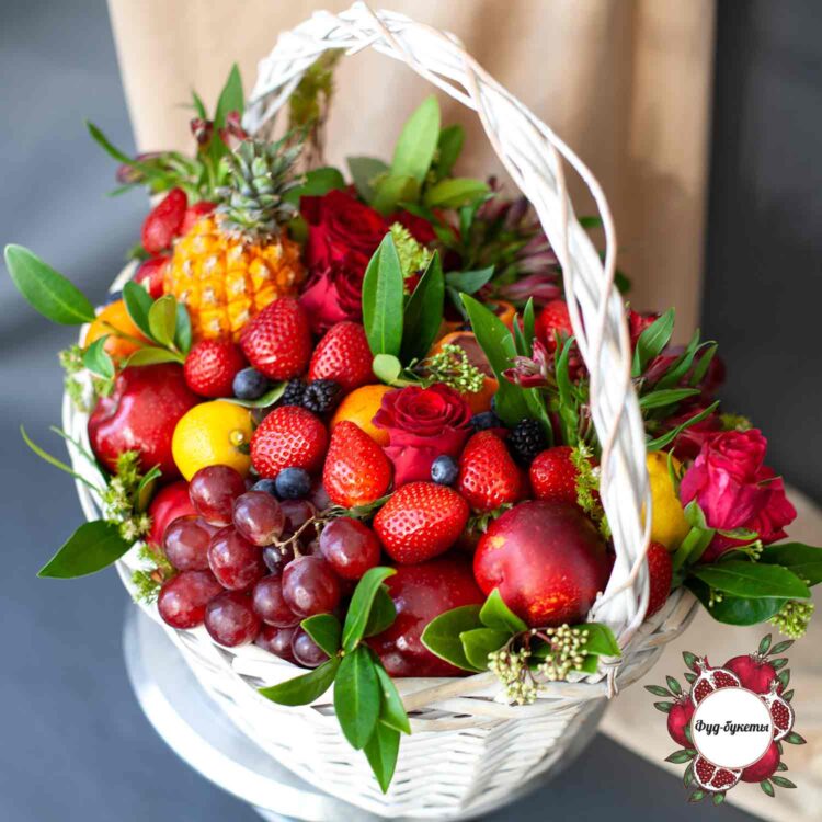 Фрукты, ягоды и альстромерии в корзине