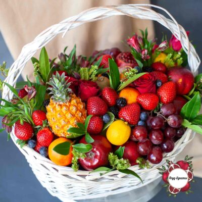 Фрукты, ягоды и альстромерии в корзине