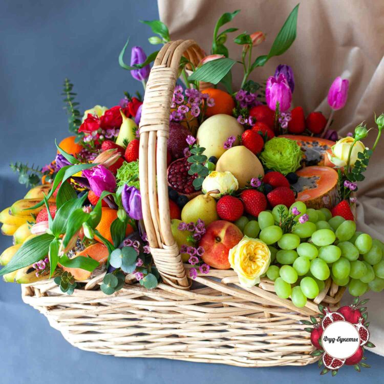 Экзотические фрукты и тюльпаны в корзине