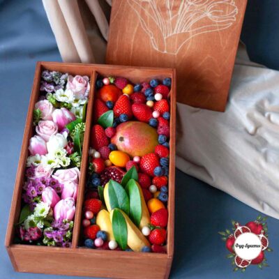 Подарочный набор из фруктов, ягод и цветов