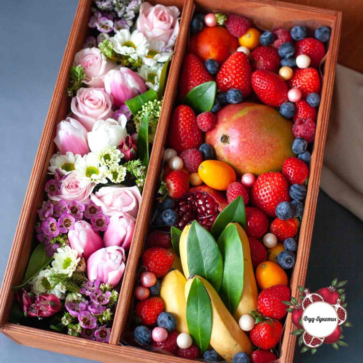 Подарочный набор из фруктов, ягод и цветов