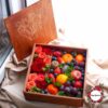 Подарочный набор из фруктов, ягод и роз