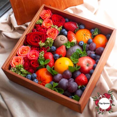 Подарочный набор из фруктов, ягод и роз