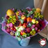 Фруктовый букет из манго, граната и цветов