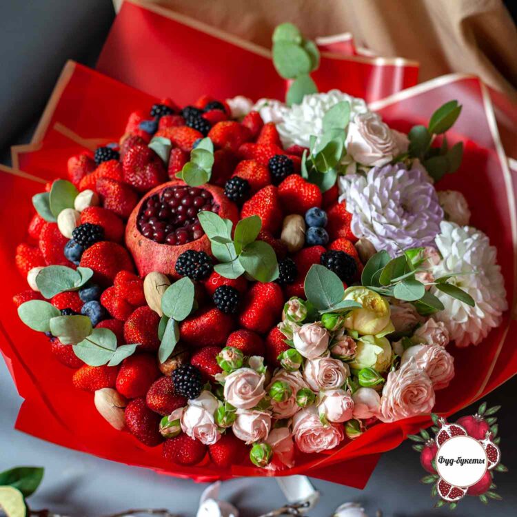 Букет из ягод, граната и цветов