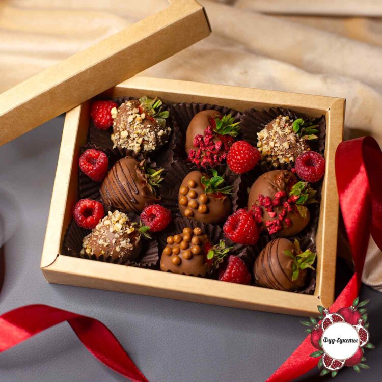 Подарочный набор из клубники в шоколаде и малины