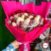 Букет из клубники в шоколаде и кустовых пионовидных роз